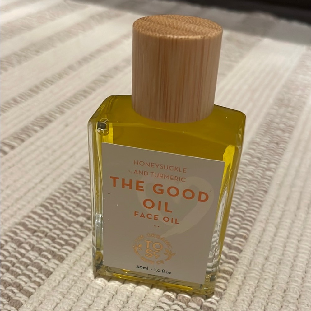 FREE with closet purchase sealed NWTFace moisturizer Face Oil -